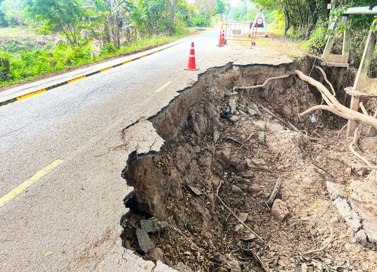 Jalan Provinsi Amblas, Akses Agam-Bukittinggi Terputus - KabarJember.com