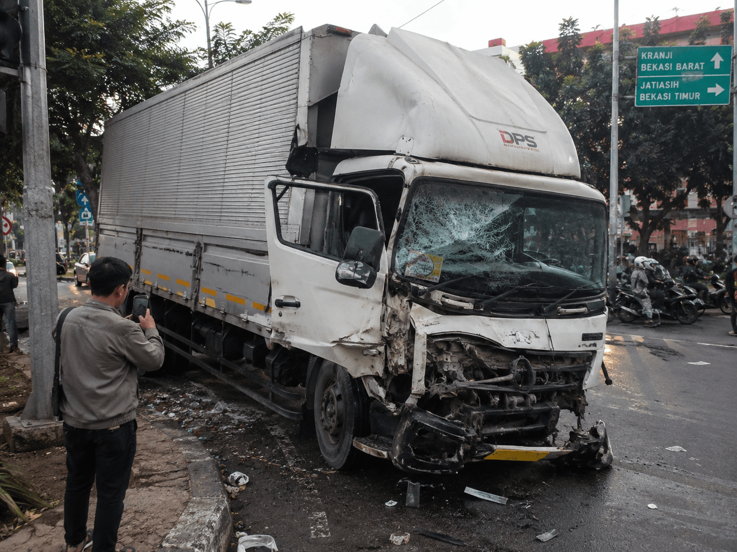 Penampakan Truk Kecelakaan Maut di Lampu Merah Bekasi Jadi Sorotan