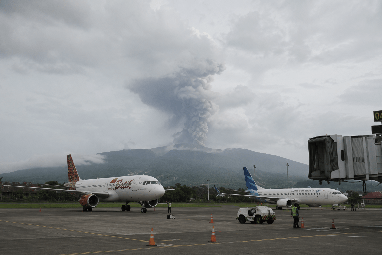 Erupsi Lewotobi dan Ile Lewotolok Ganggu Transportasi Udara, Dua Bandara di Flores Hentikan Operasional