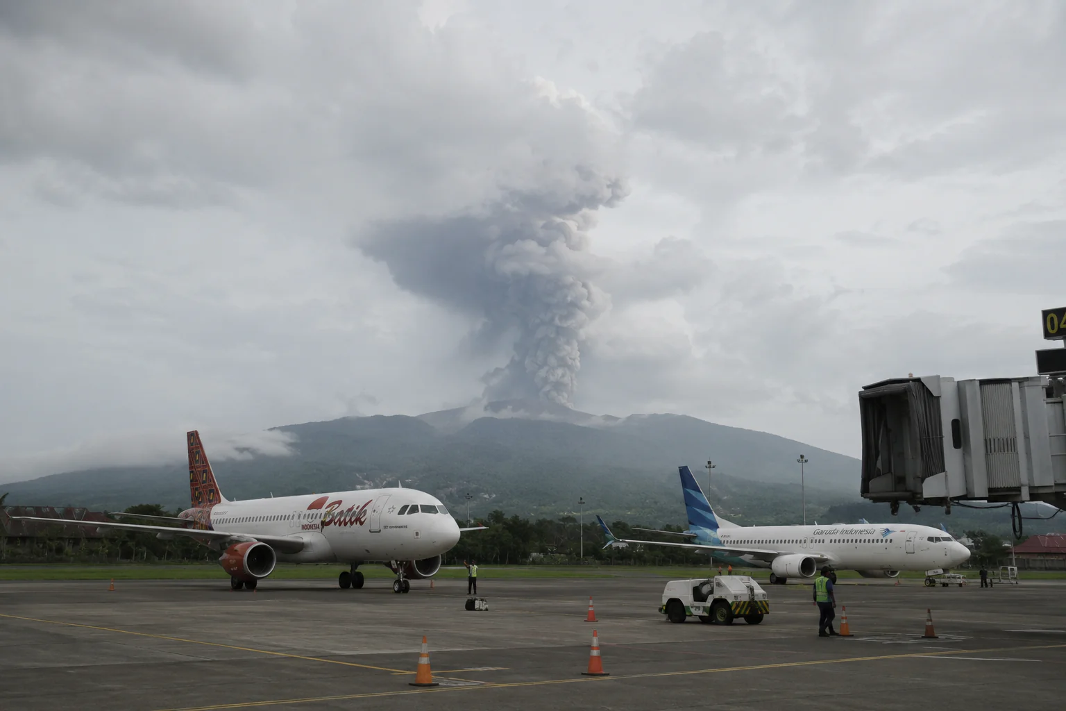 Erupsi Lewotobi dan Ile Lewotolok Ganggu Transportasi Udara, Dua Bandara di Flores Hentikan Operasional