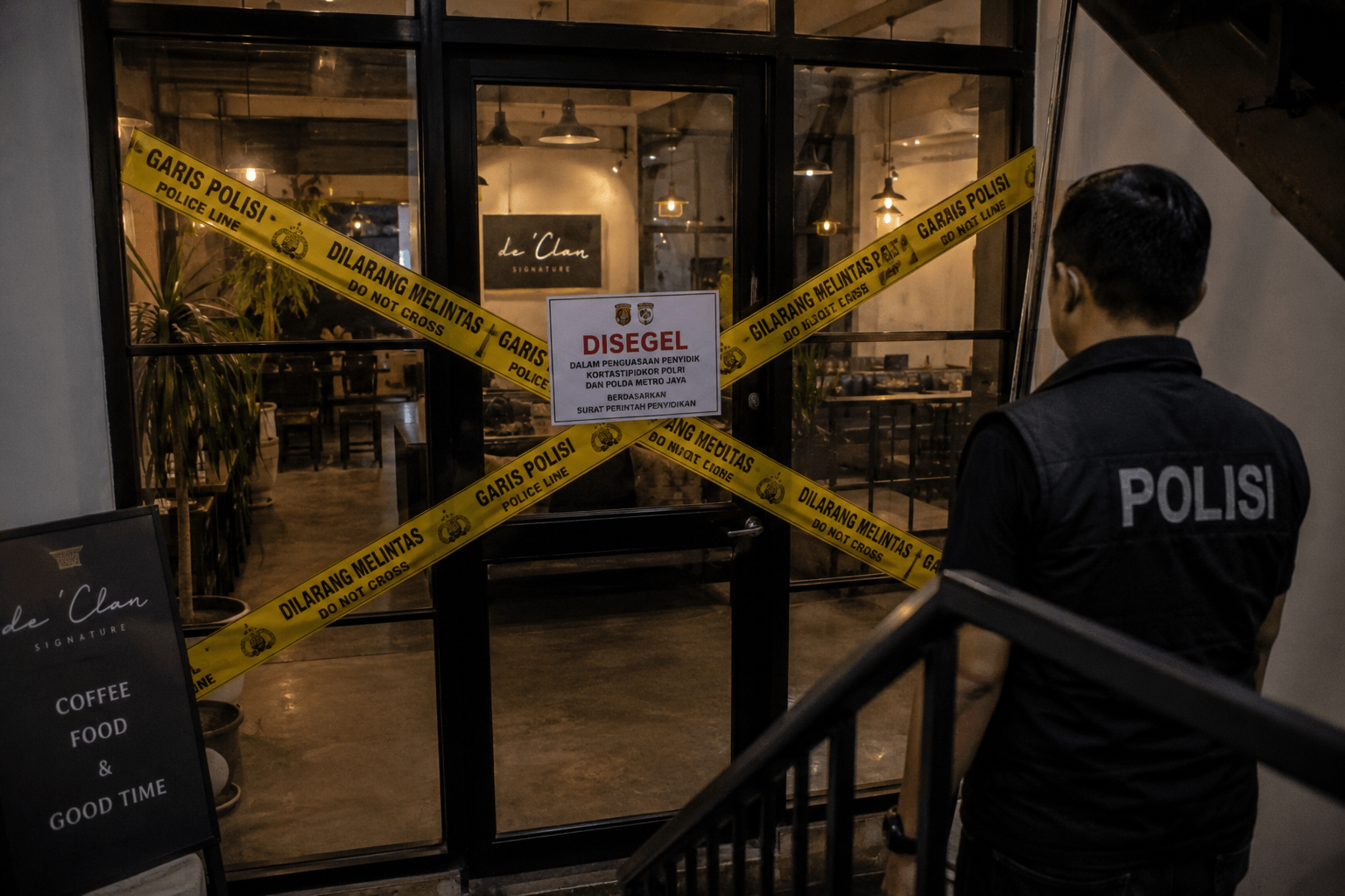 Polisi Segel Lantai Dua Kafe de'Clan usai Penggeledahan Kasus Korupsi