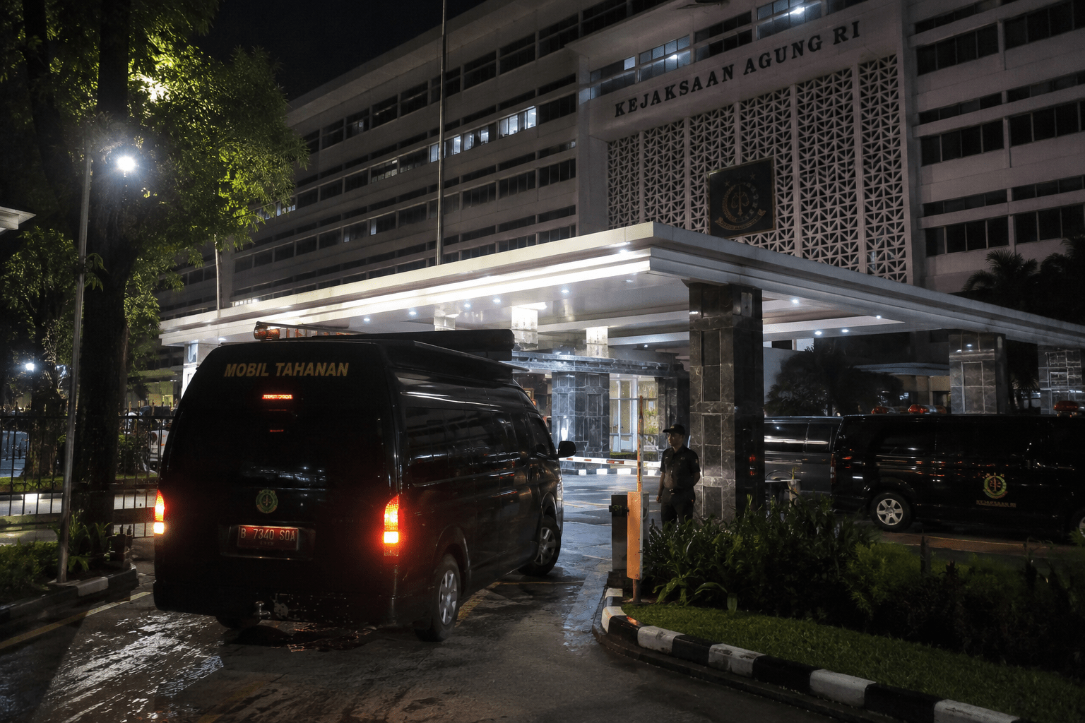 Malam Pemeriksaan Febrie Adriansyah, Mobil Tahanan Disiagakan di Kejagung