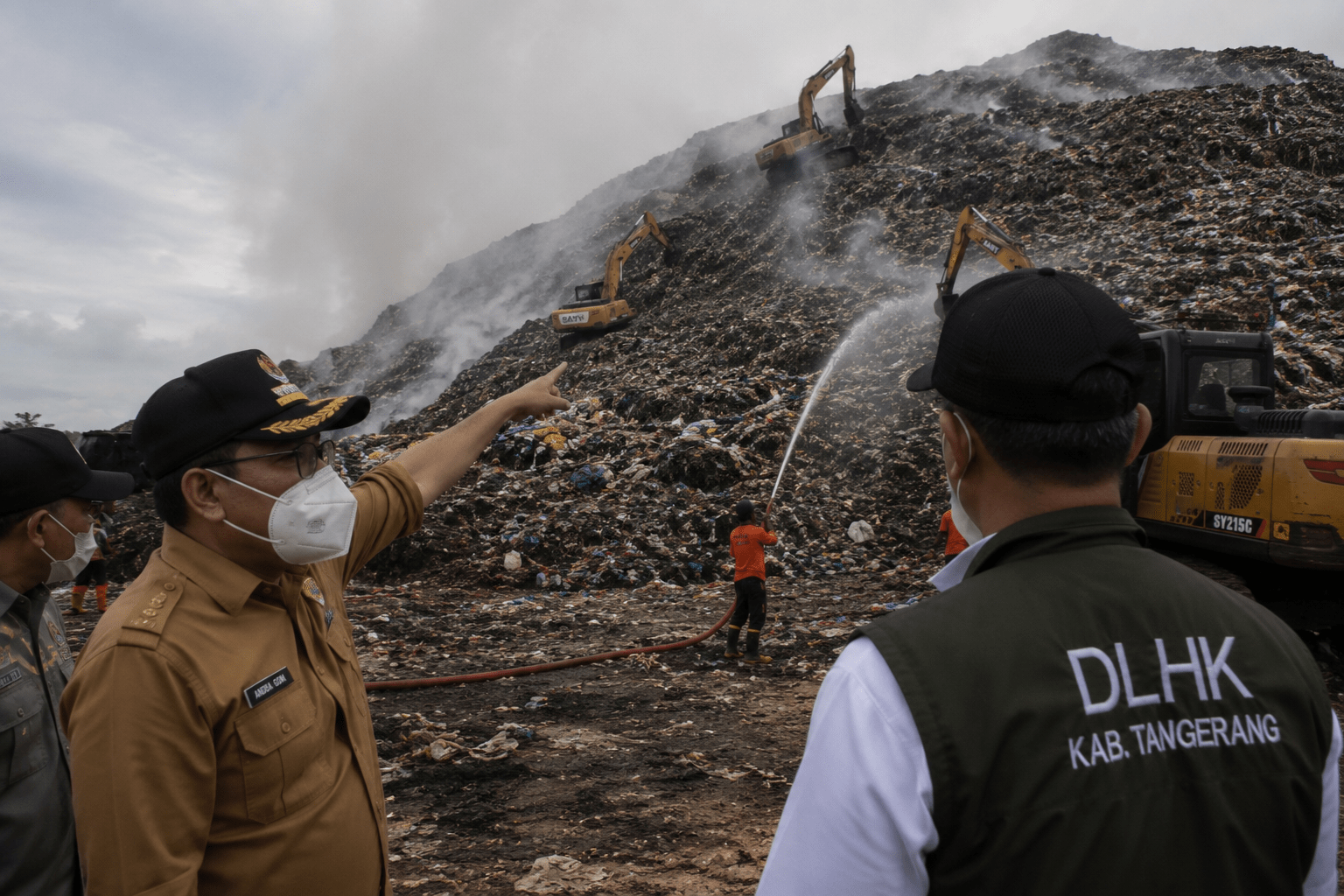 Gubernur Banten Sebut Gunungan Sampah TPA Jatiwaringin Setara Gedung Tujuh Lantai