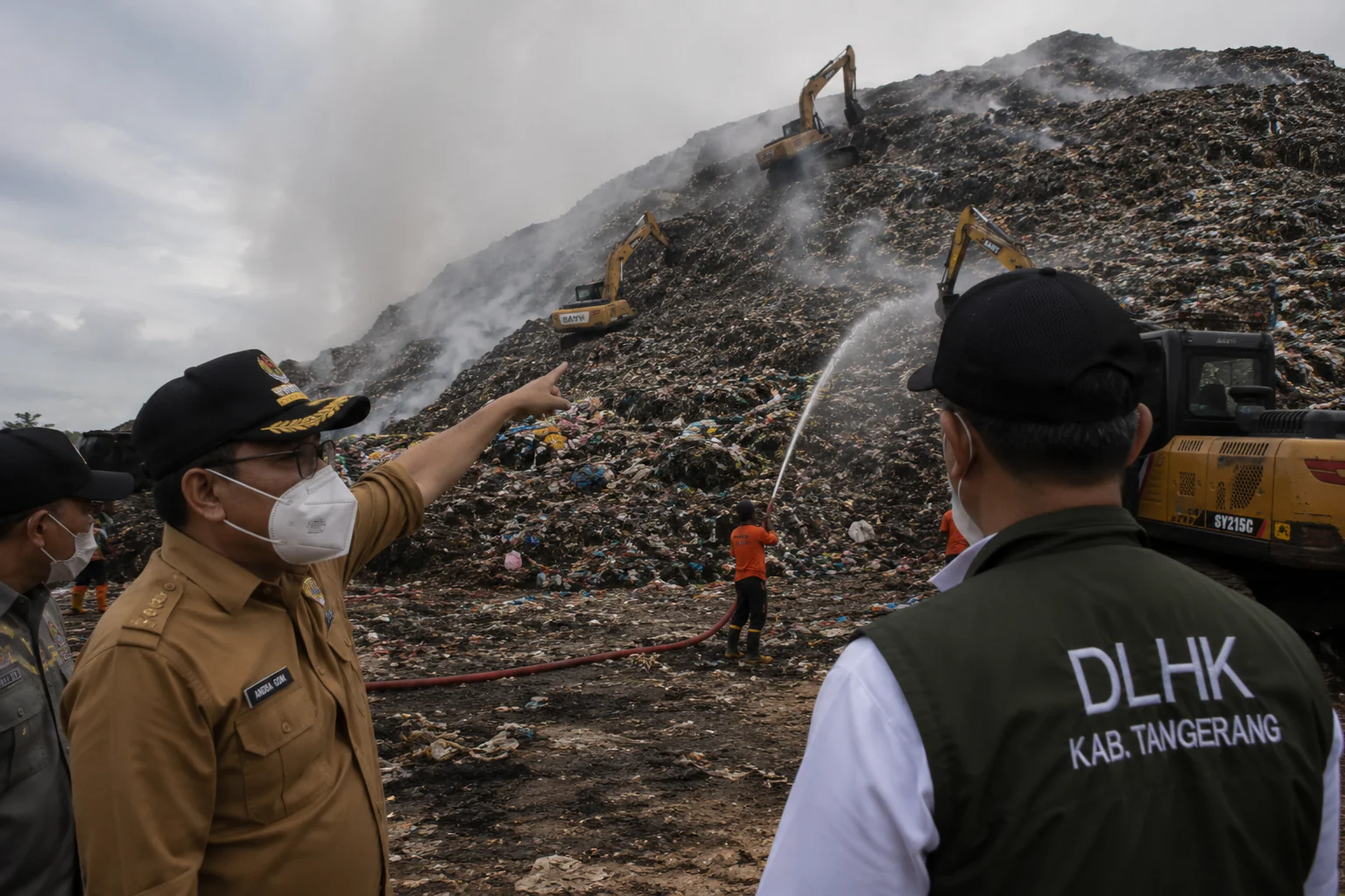 Gubernur Banten Sebut Gunungan Sampah TPA Jatiwaringin Setara Gedung Tujuh Lantai